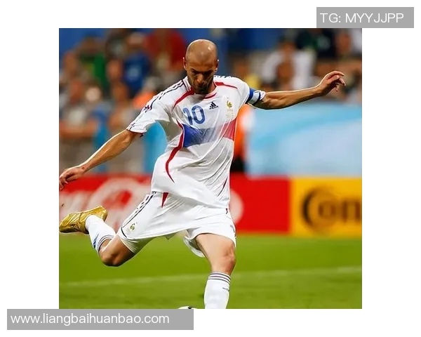 C罗与内斯塔的巅峰对决足球场上的传奇碰撞与荣耀之路